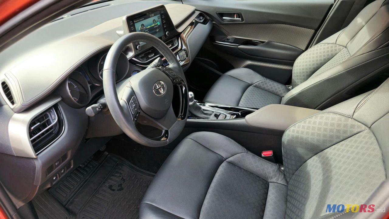 2020' Toyota C-HR photo #6