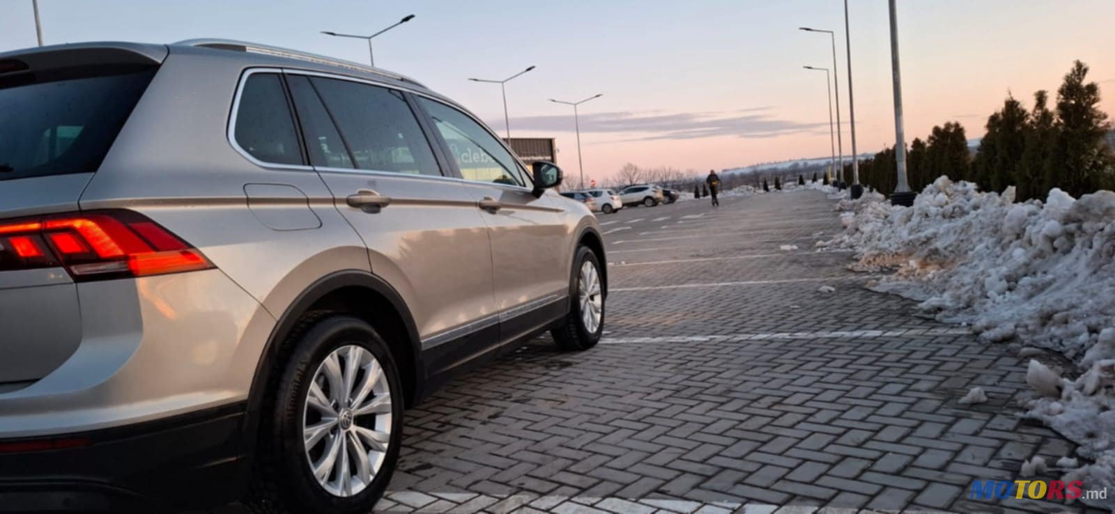 2020' Volkswagen Tiguan photo #7