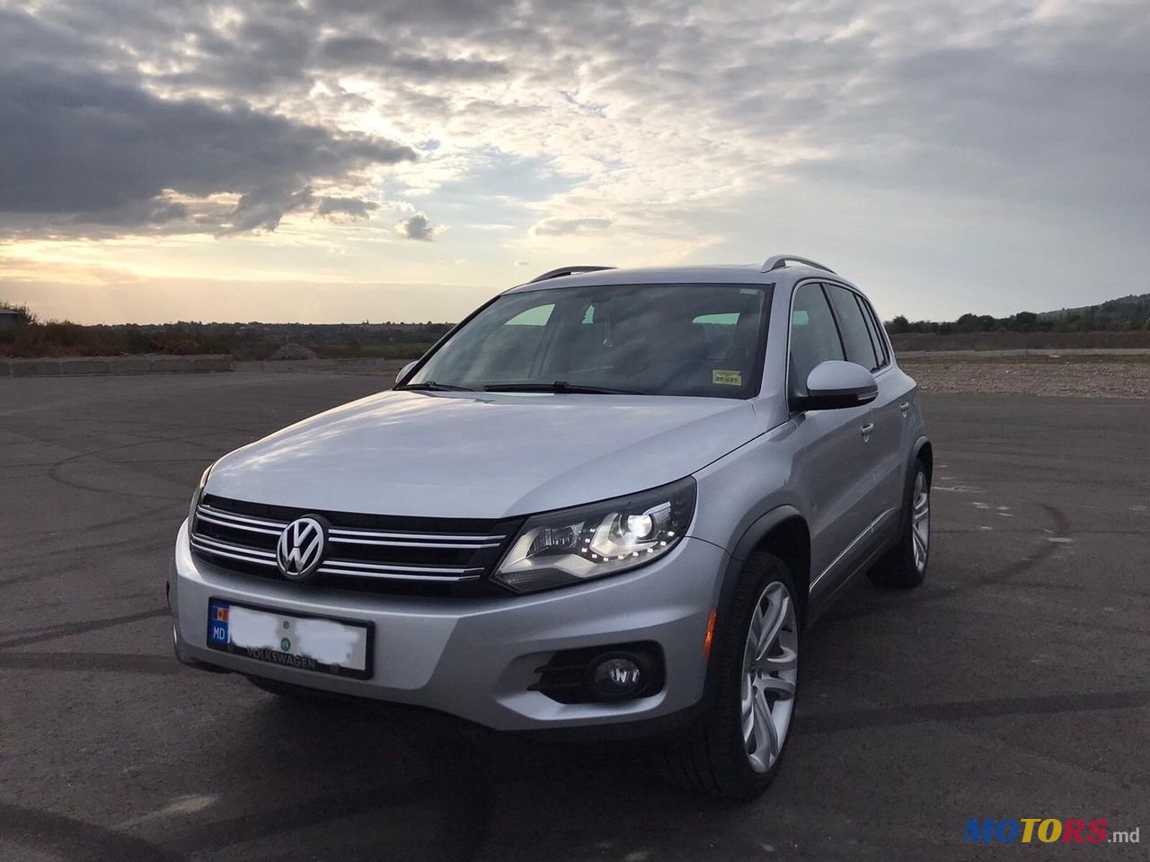 2011' Volkswagen Tiguan photo #2