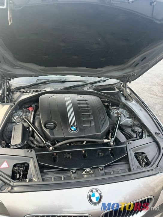 2011' BMW 5 Series photo #2