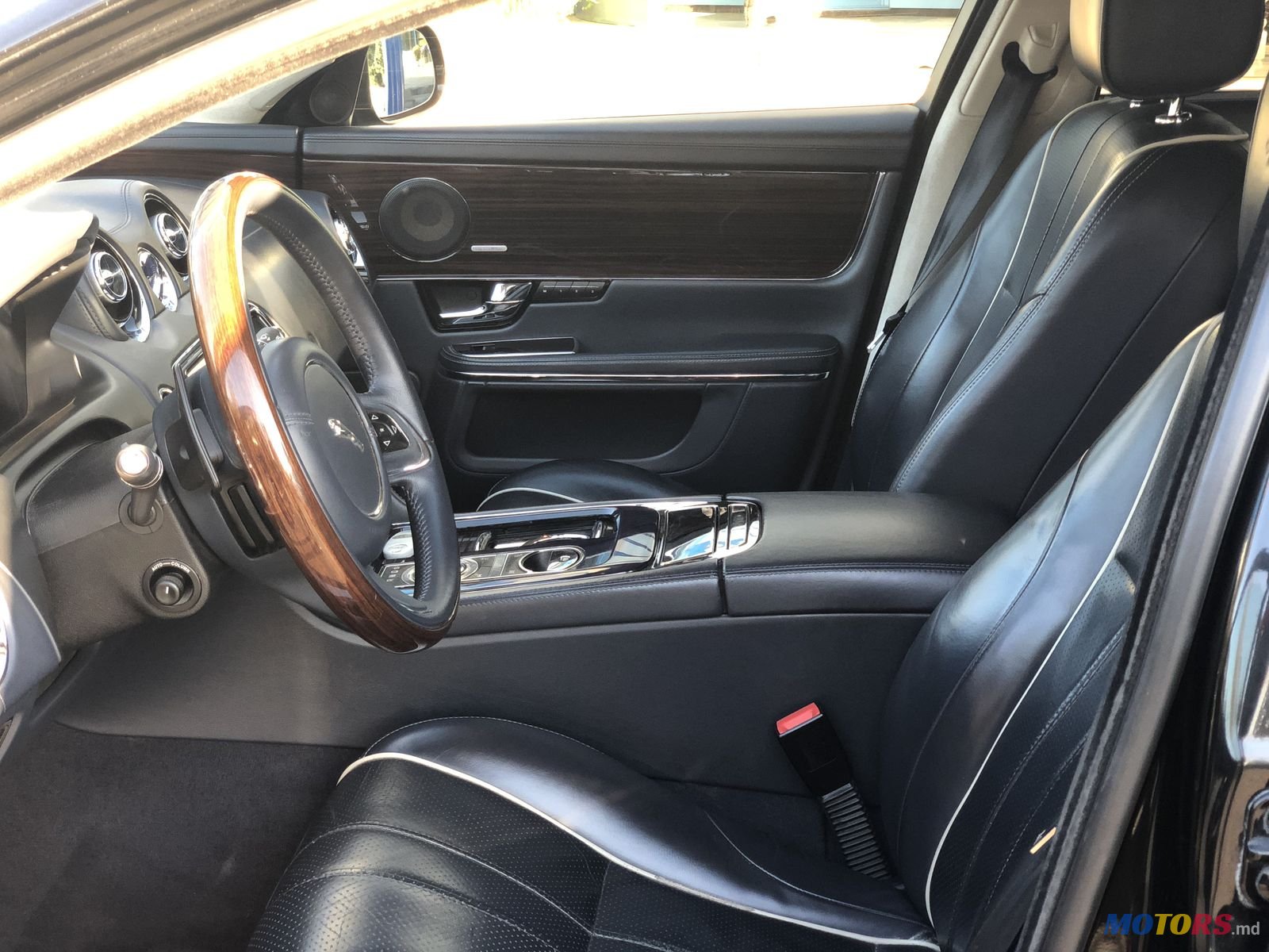 2012' Jaguar XJL photo #3