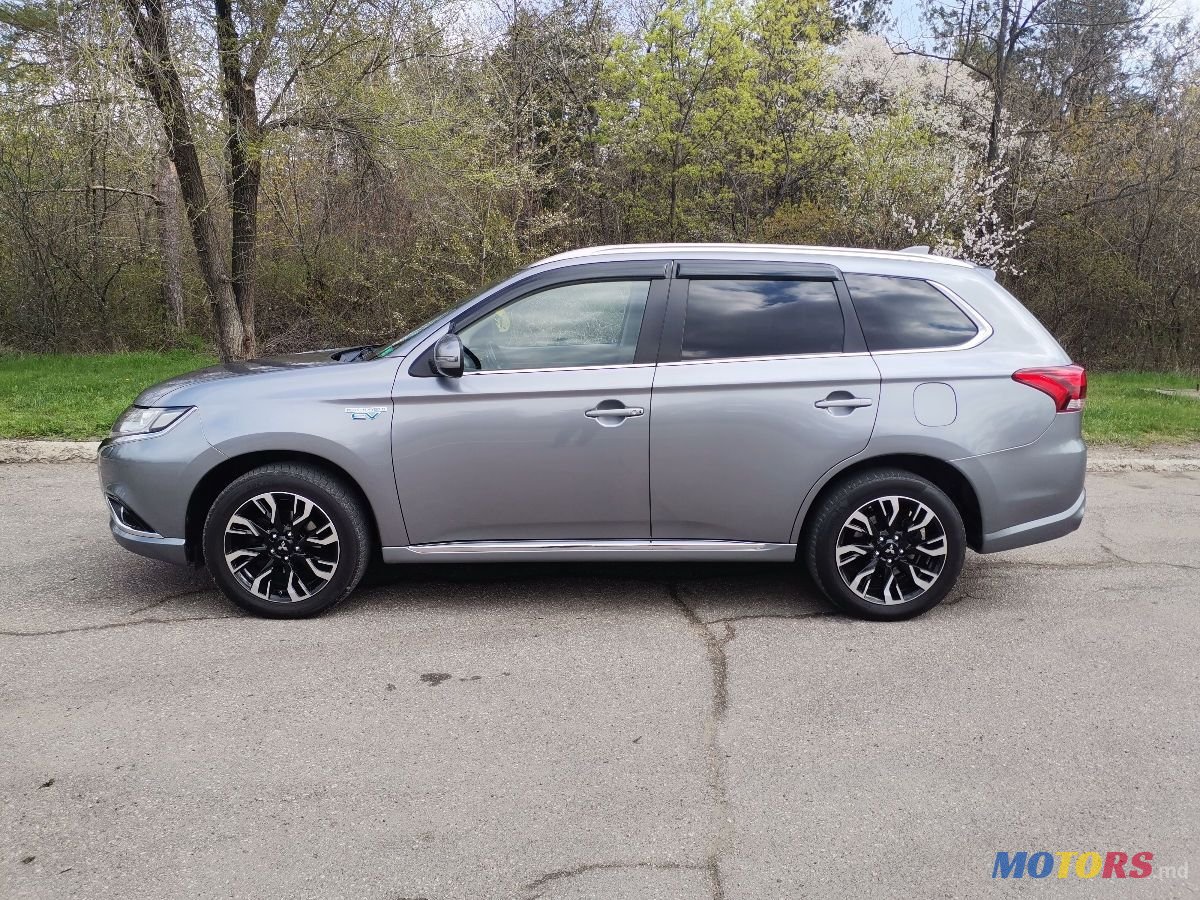 2015' Mitsubishi Outlander photo #2