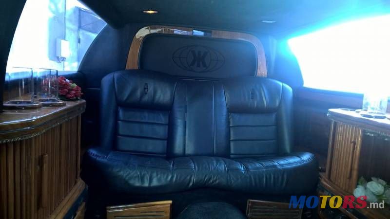 2000' Lincoln Town Car photo #3