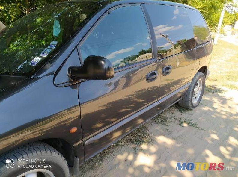 1999' Chrysler Voyager photo #1