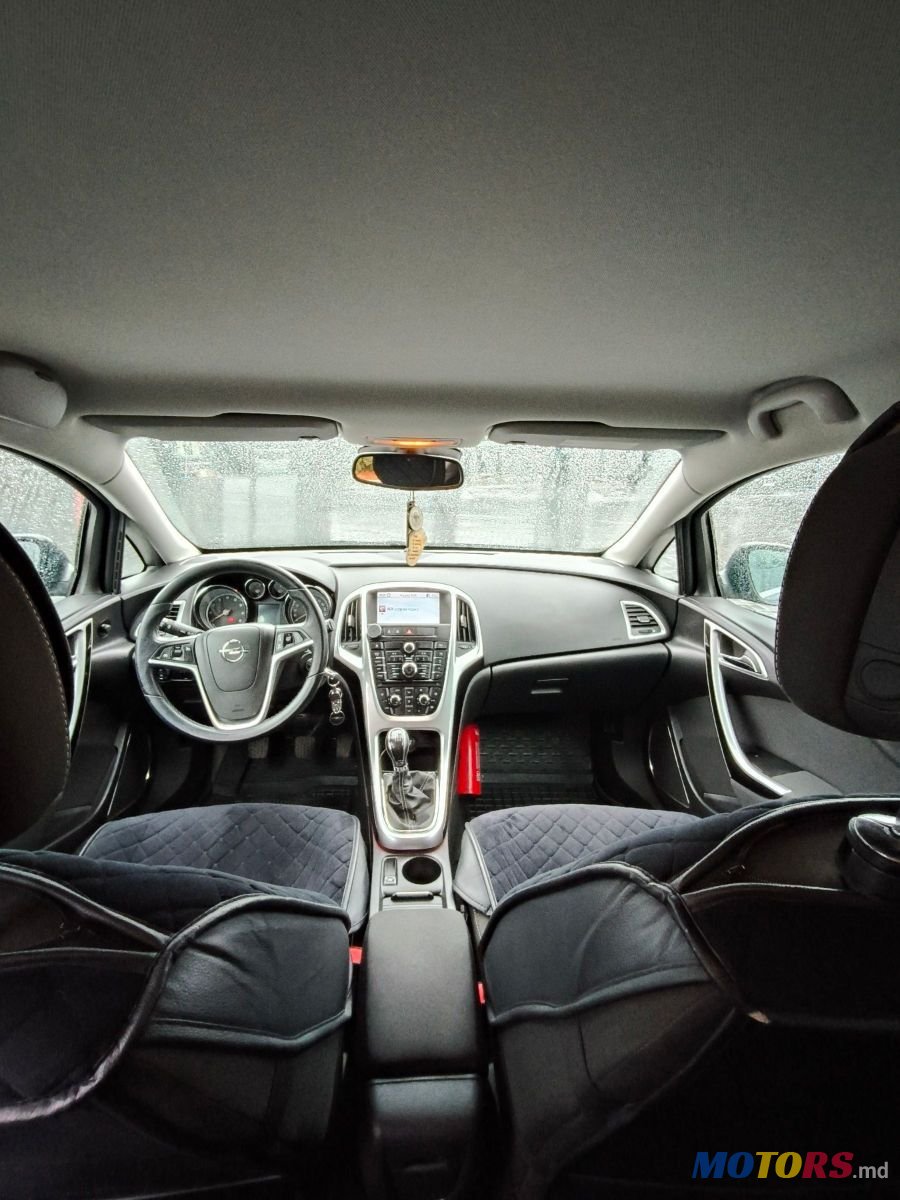 2011' Opel Astra photo #3