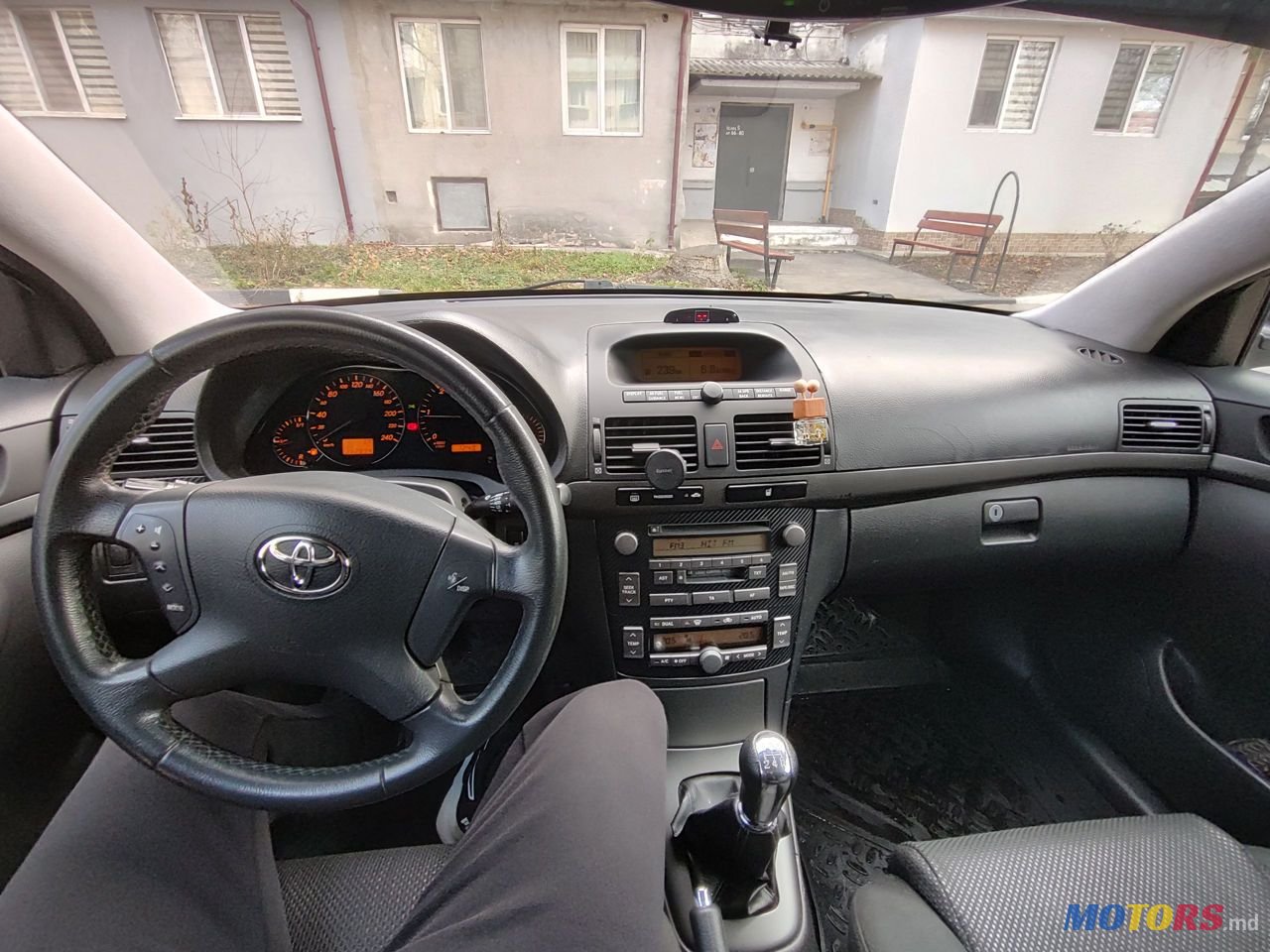 2004' Toyota Avensis photo #5