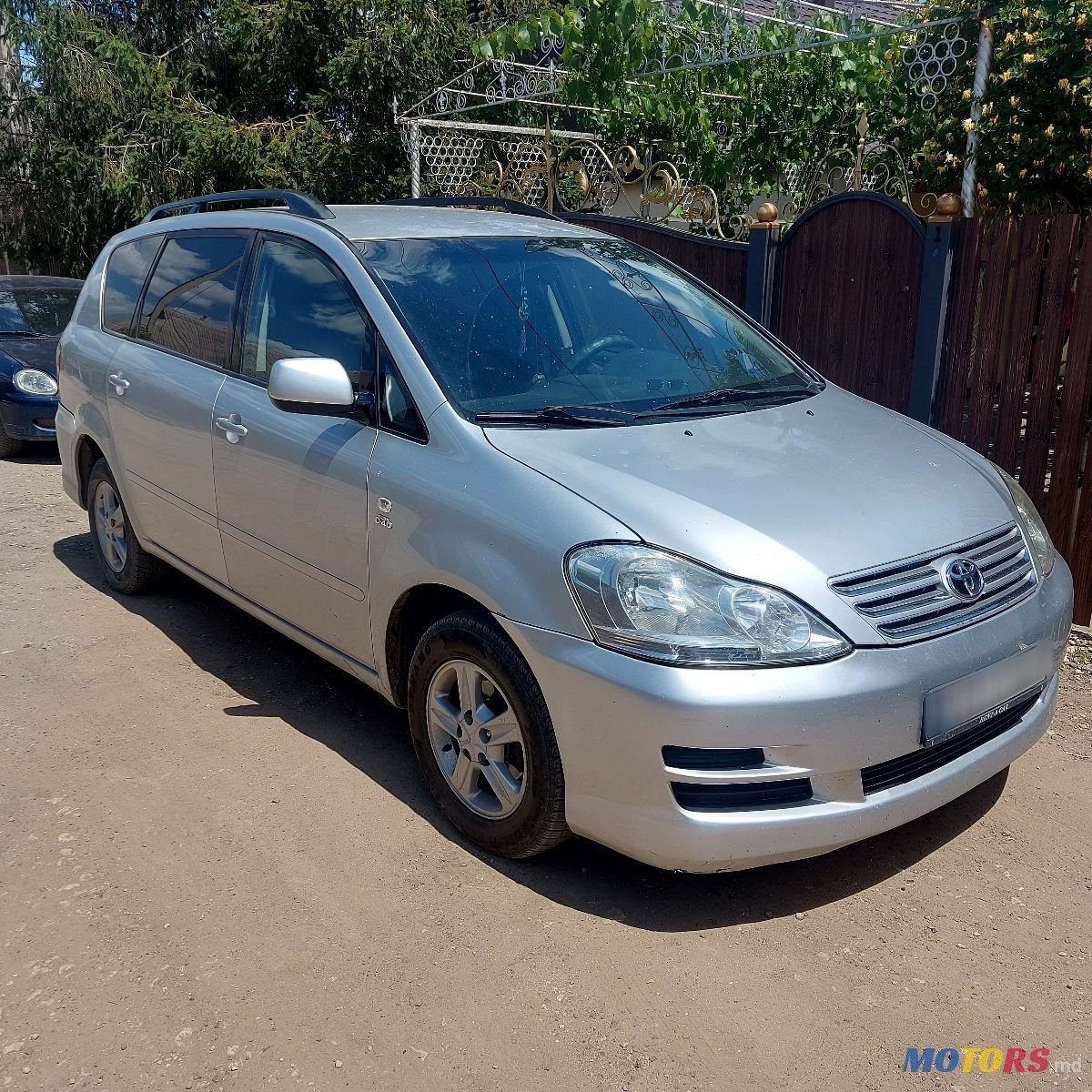 2004' Toyota Avensis Verso photo #1