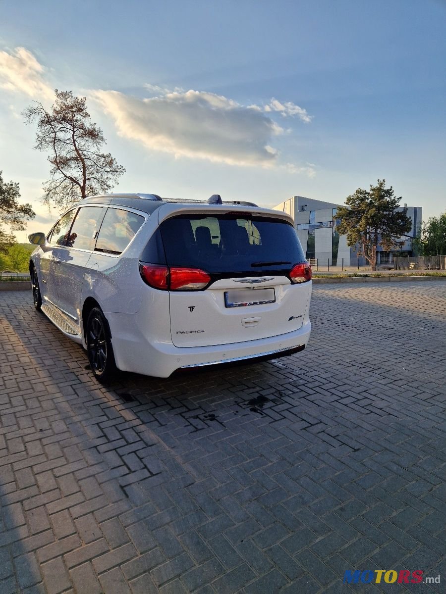 2018' Chrysler Pacifica photo #4