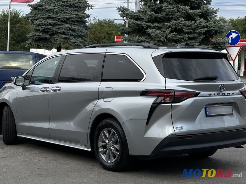 2021' Toyota Sienna photo #3