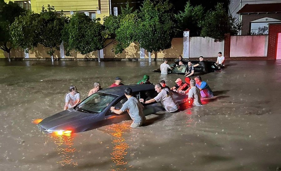 Maşini inundate în Chişinău în urma furtunii de astă seară, chiar şi pe străzile ferite de apă de obicei