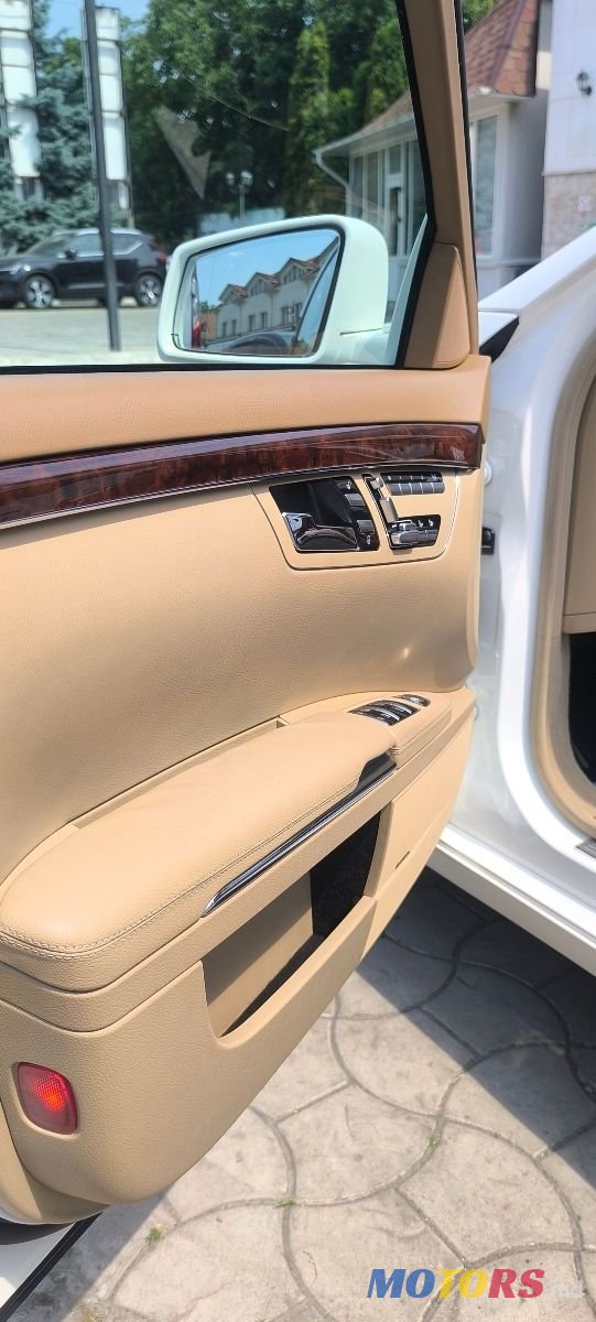 2011' Mercedes-Benz S-Class photo #3