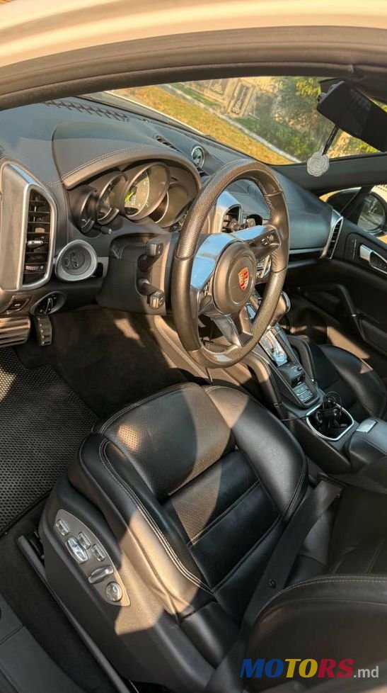 2015' Porsche Cayenne photo #2