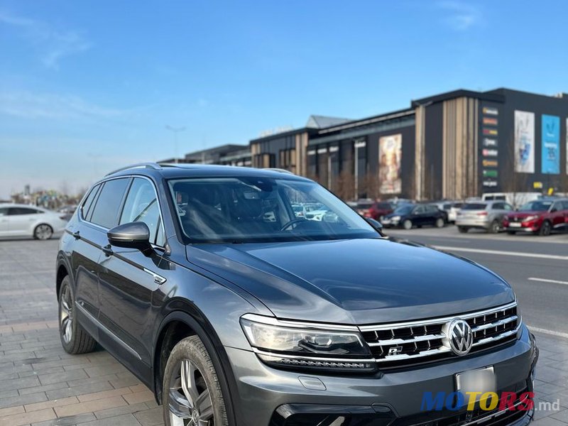 2018' Volkswagen Tiguan photo #3