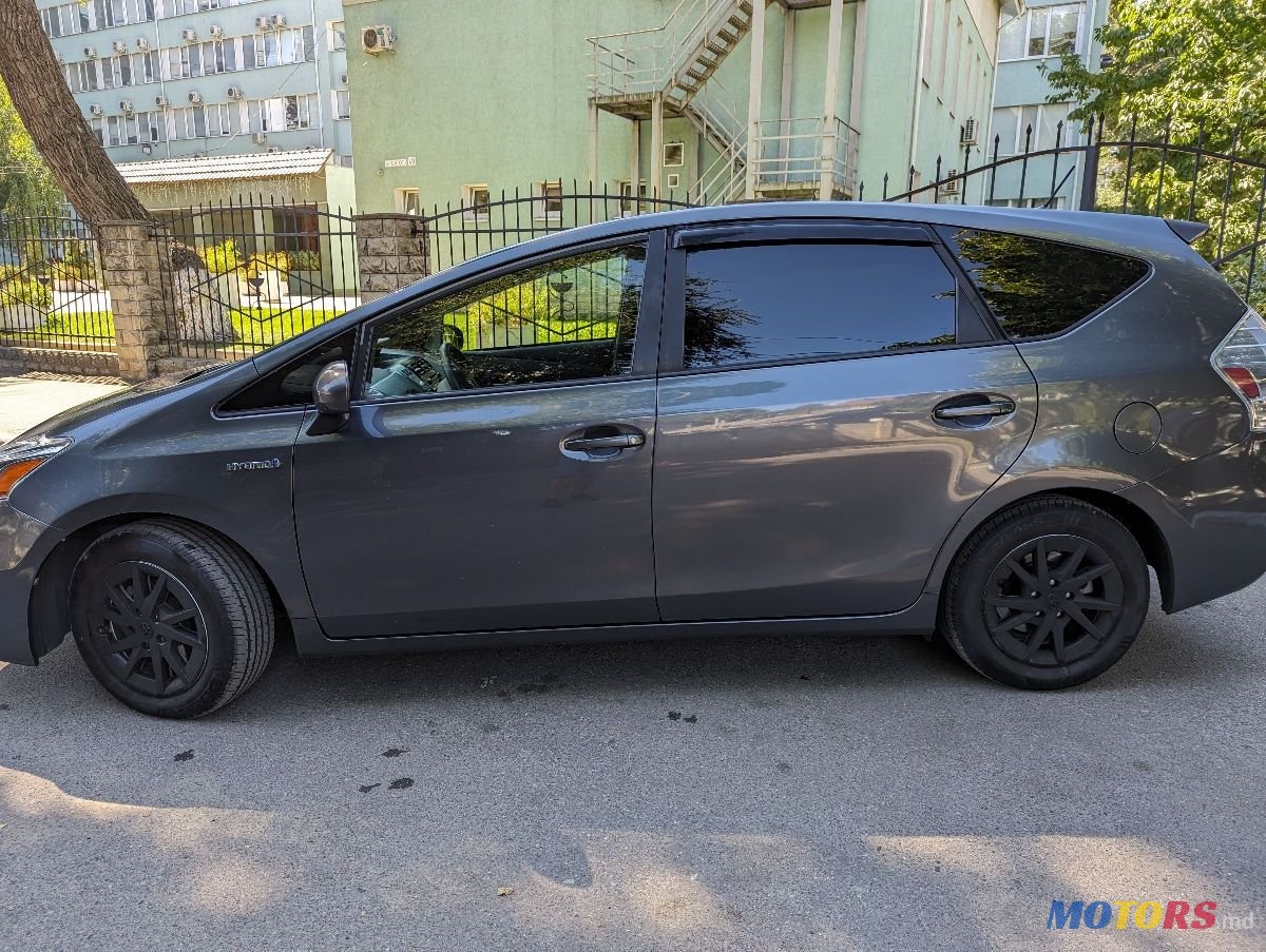 2014' Toyota Prius v photo #5