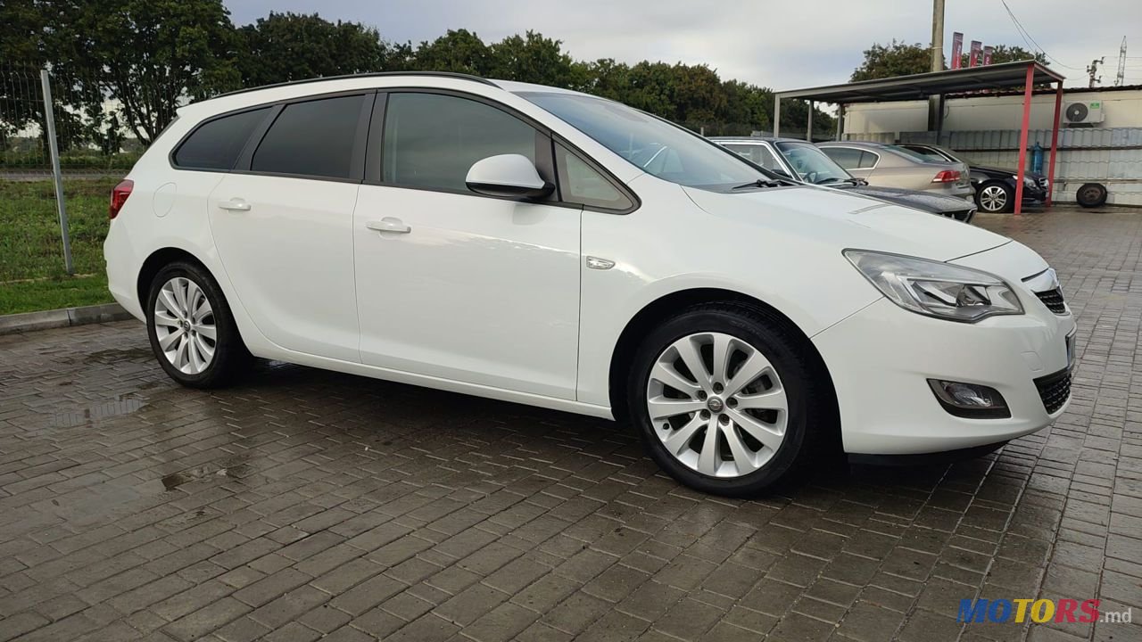 2011' Opel Astra photo #1
