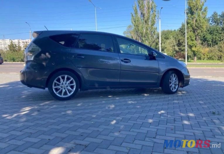 2013' Toyota Prius + photo #2