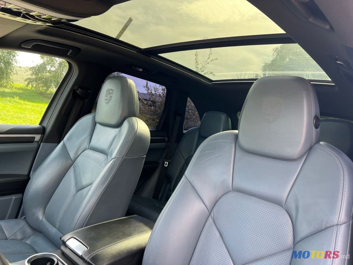 2012' Porsche Cayenne photo #4