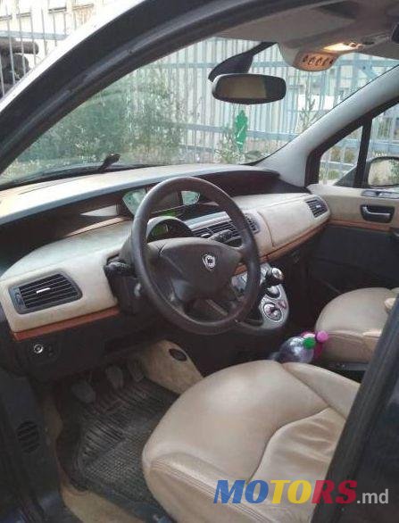 2005' Lancia Phedra photo #1