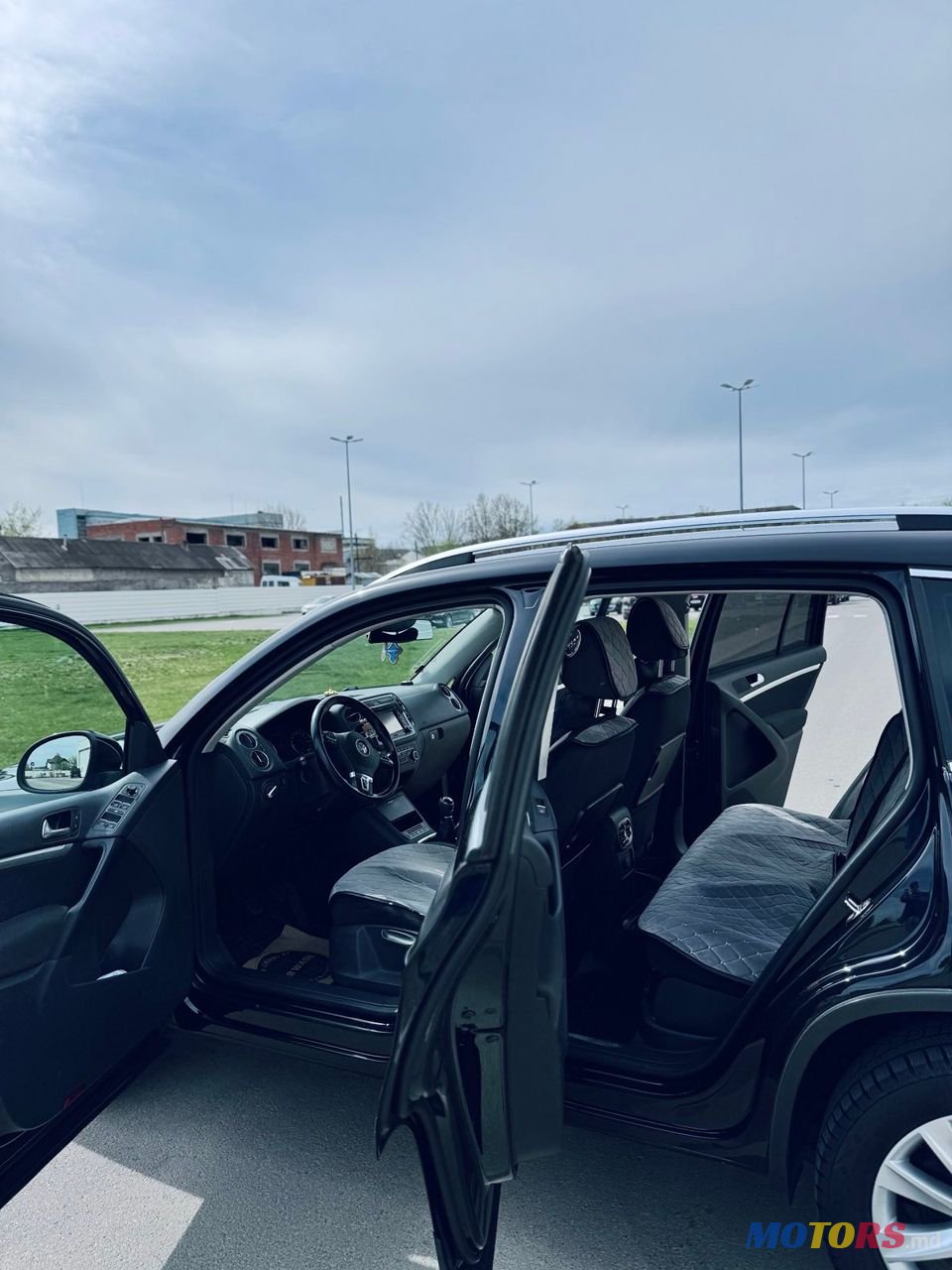 2012' Volkswagen Tiguan photo #4