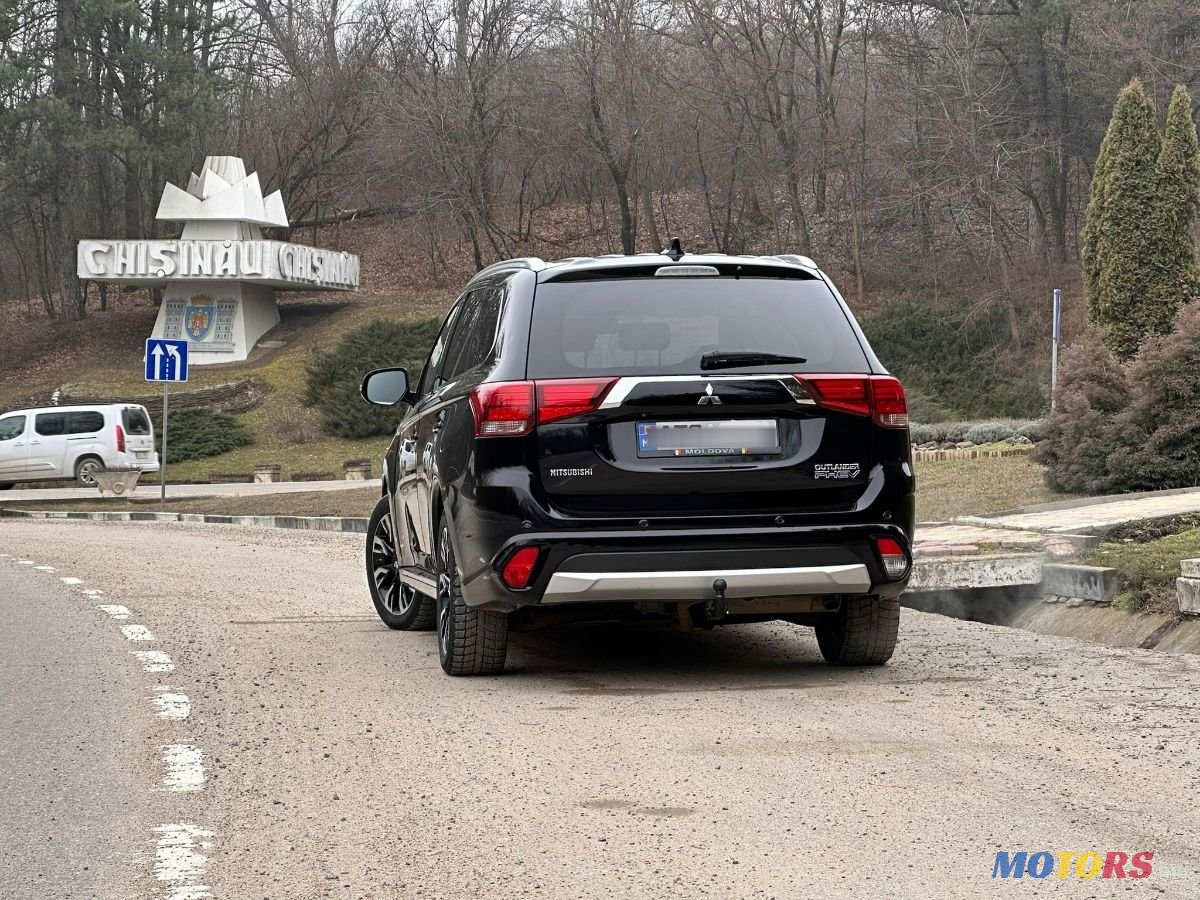 2016' Mitsubishi Outlander photo #3