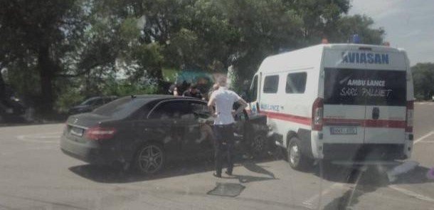 Авария в Оргеевском районе - Mercedes врезался в машину скорой помощи