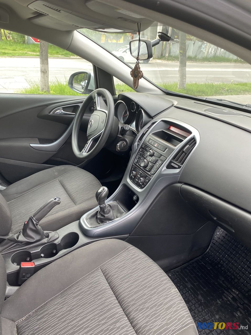 2012' Opel Astra photo #4