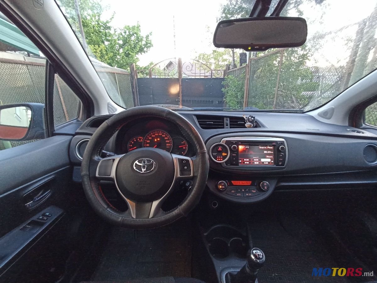 2012' Toyota Yaris photo #3