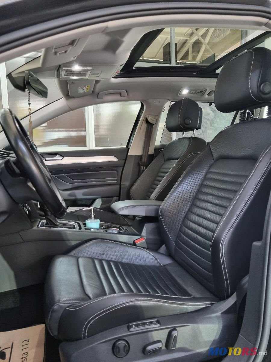 2019' Volkswagen Passat photo #5