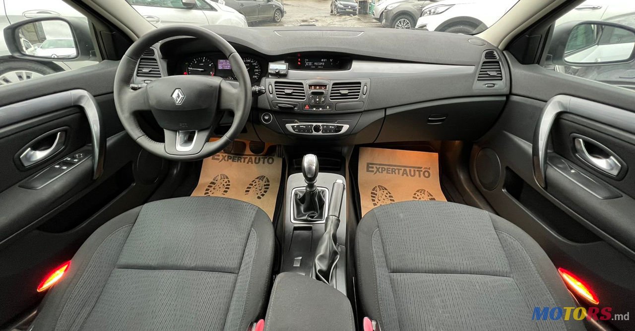 2010' Renault Laguna photo #7
