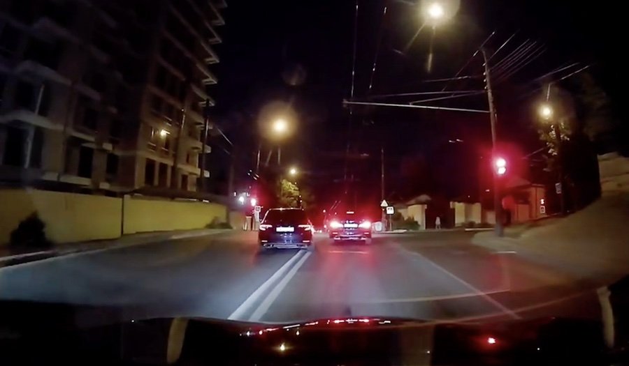 Întreceri între un BMW şi o Skoda, cu traversări la roşu, surprinse aseară în Chişinău