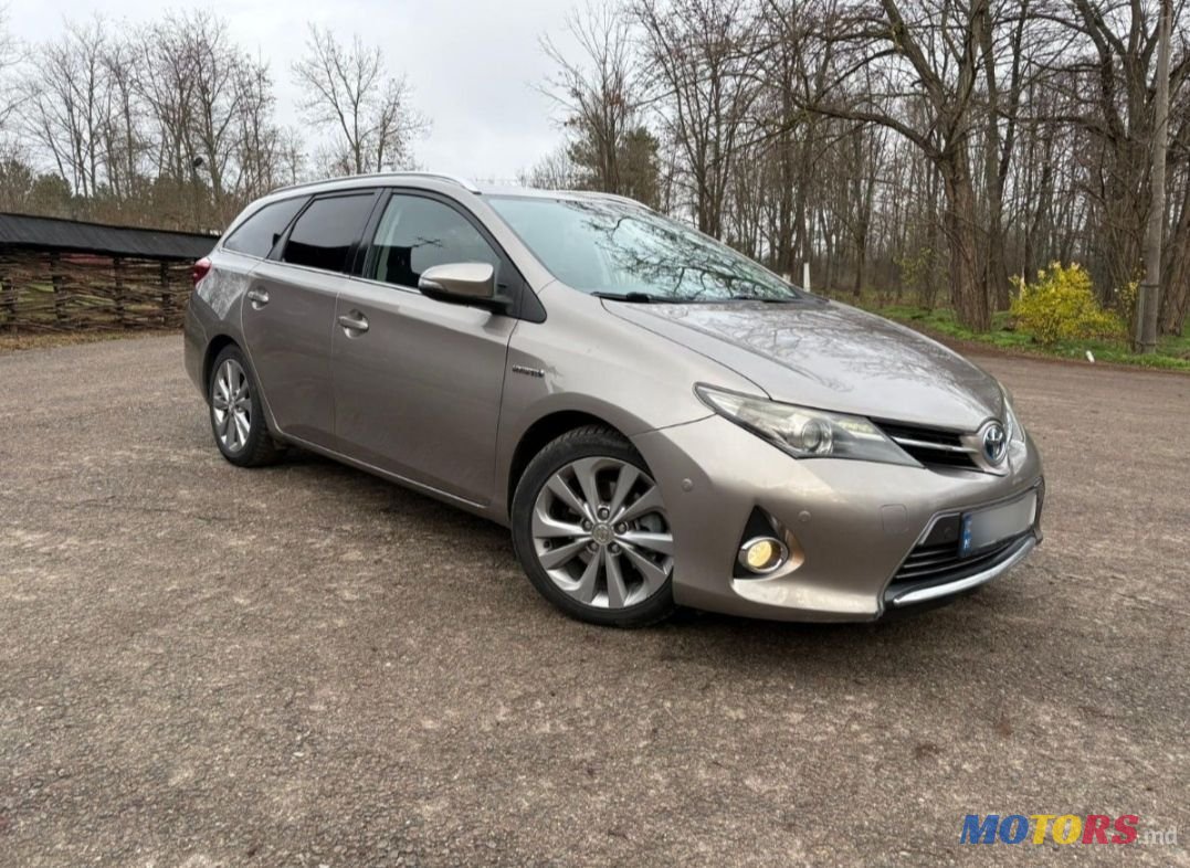 2013' Toyota Auris photo #2