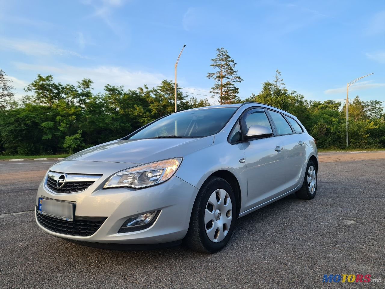 2012' Opel Astra photo #3