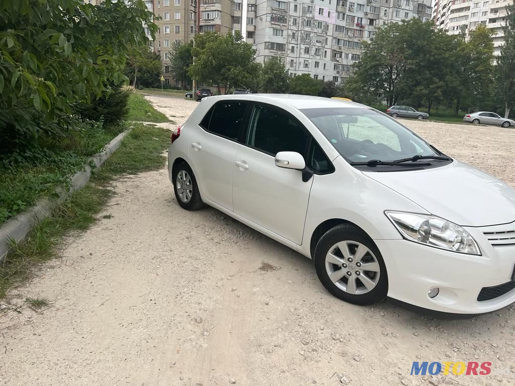 2012' Toyota Auris photo #3