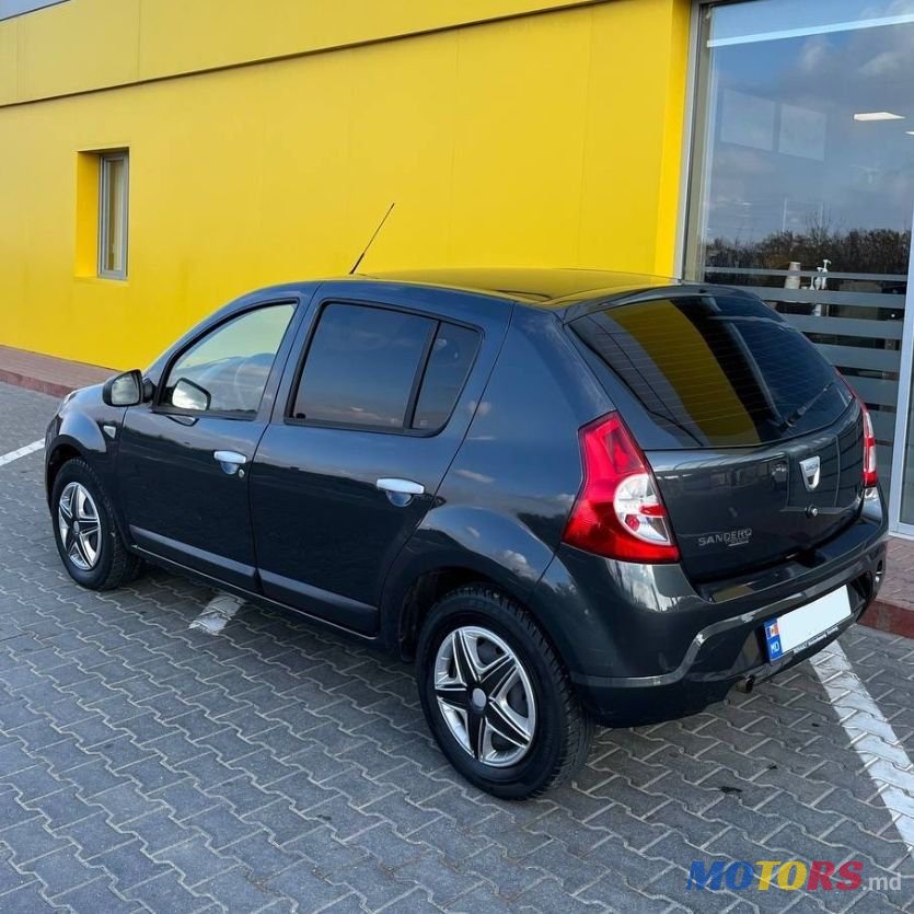 2009' Dacia Sandero photo #2