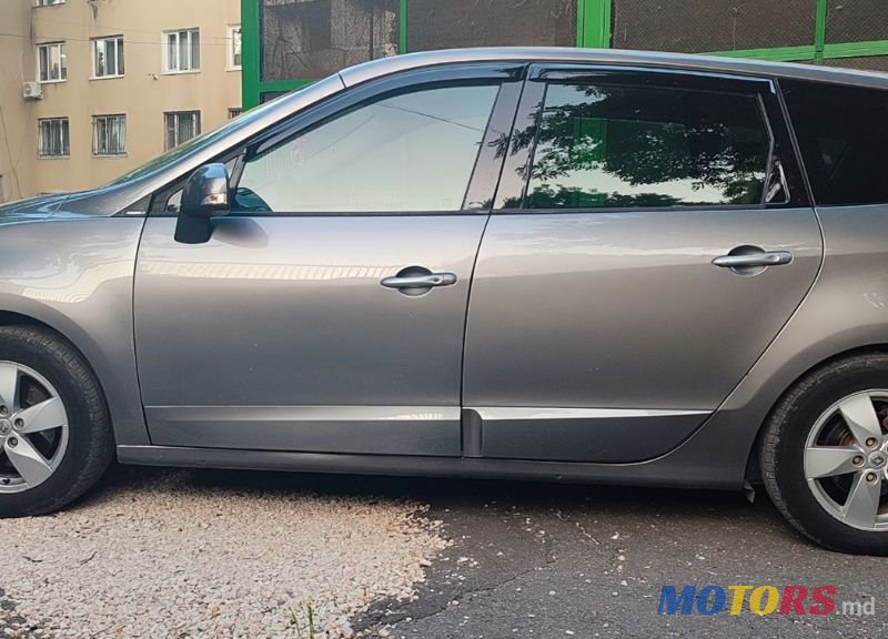 2010' Renault Grand Scenic photo #3