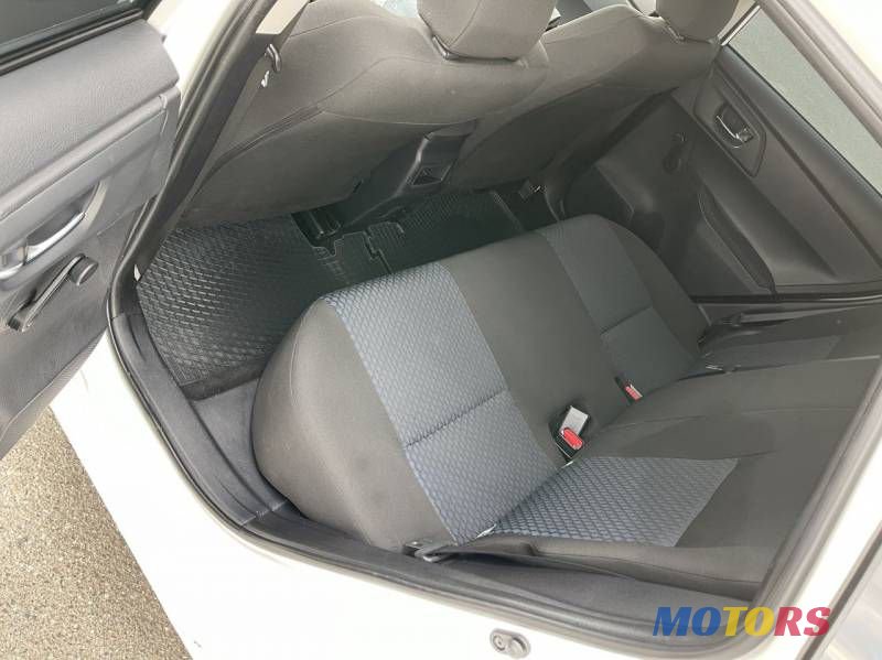 2013' Toyota Auris photo #6