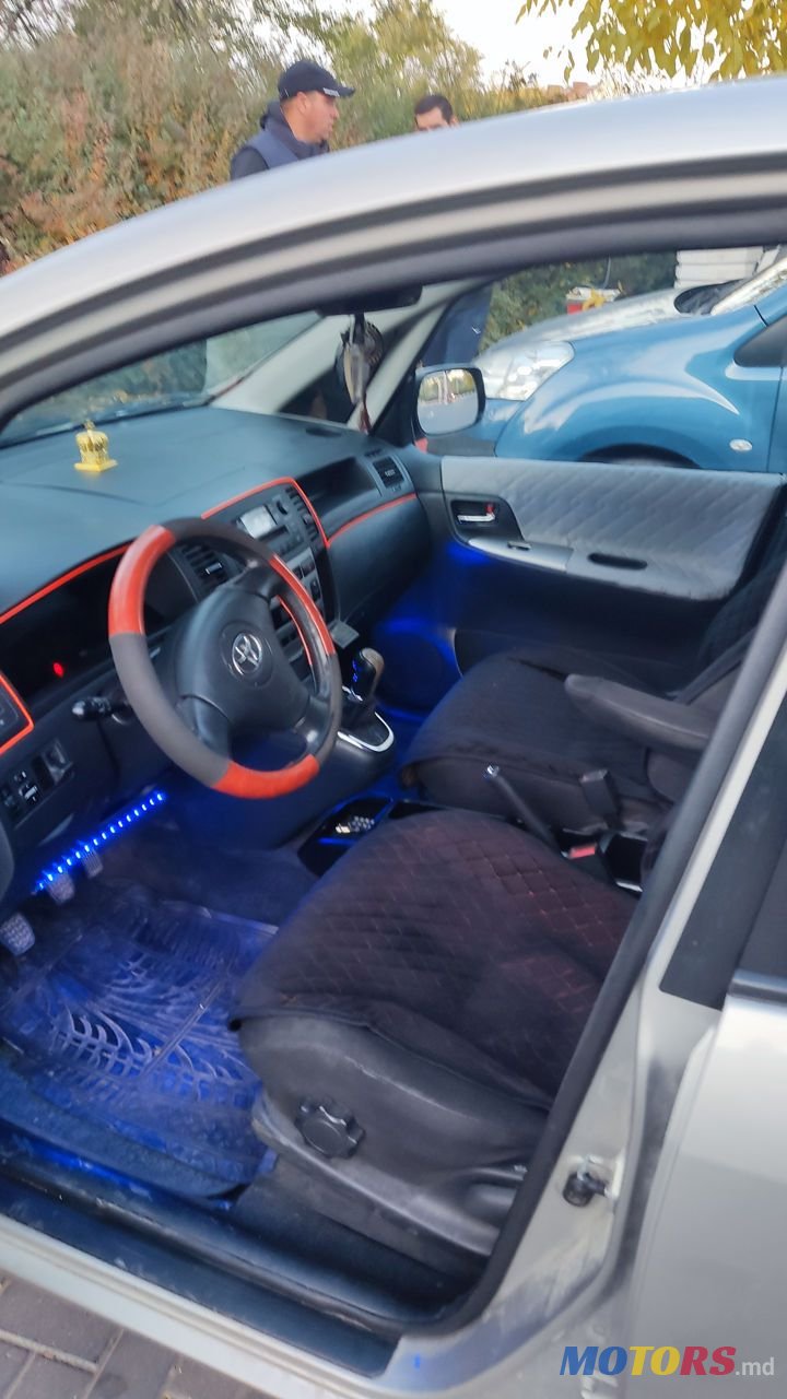 2002' Toyota Corolla Verso photo #3