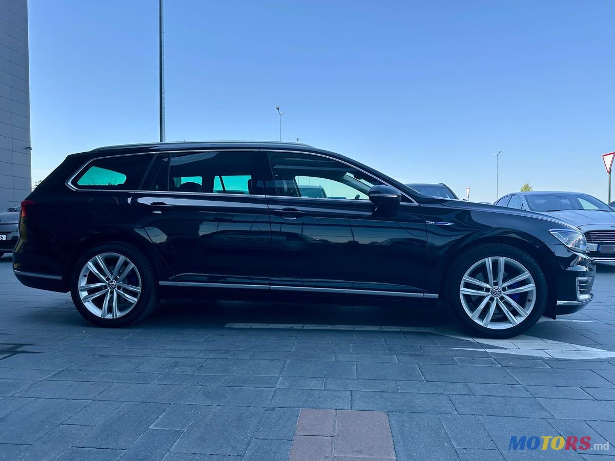 2015' Volkswagen Passat photo #1