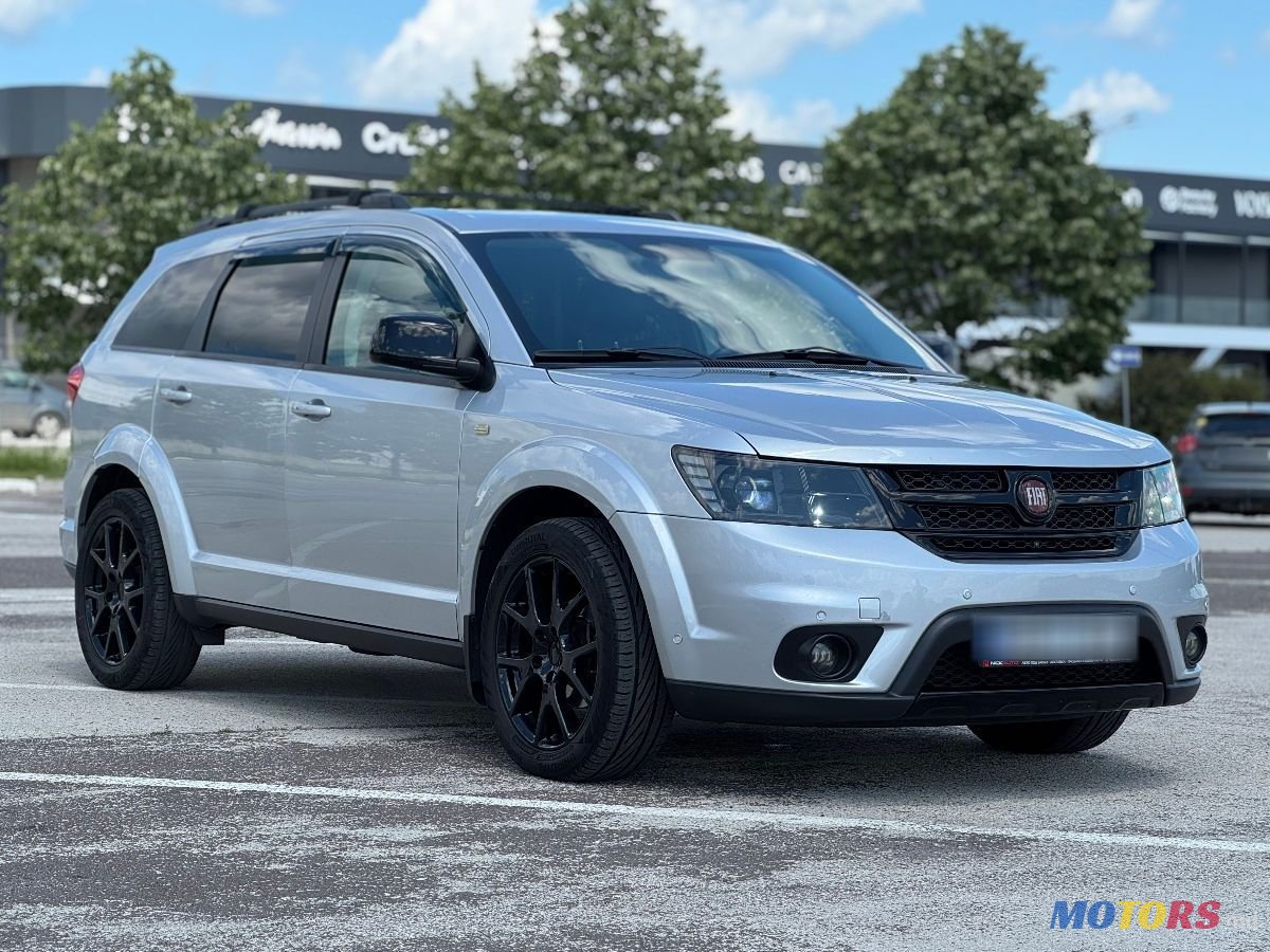 2011' Fiat Freemont photo #2