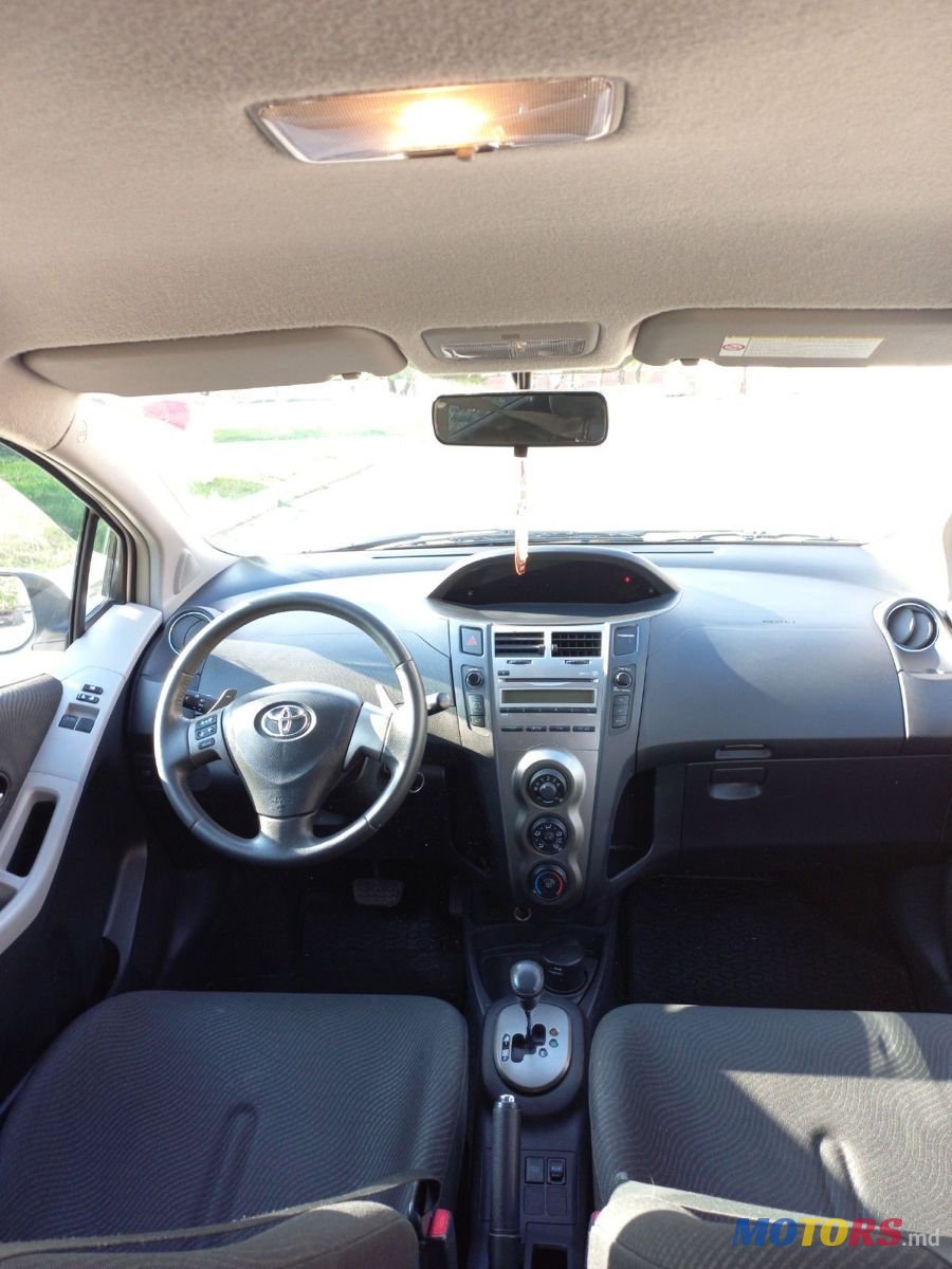 2011' Toyota Yaris photo #5