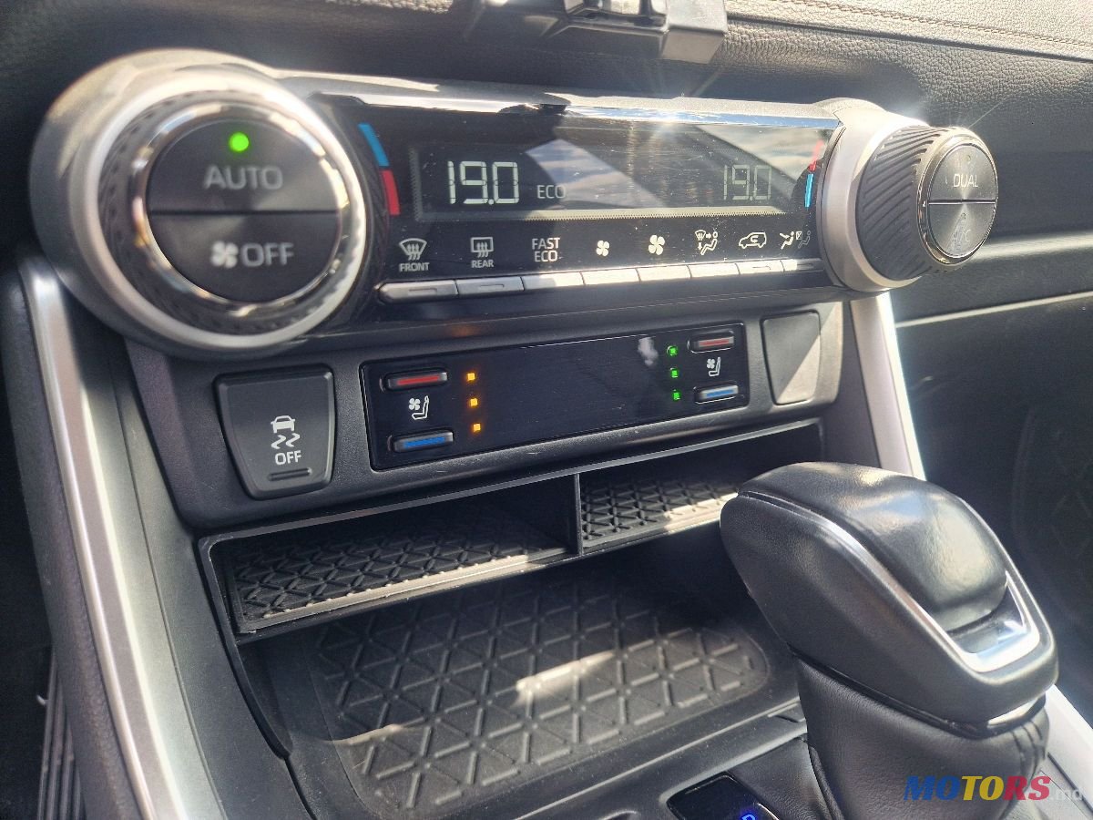 2019' Toyota RAV4 photo #5