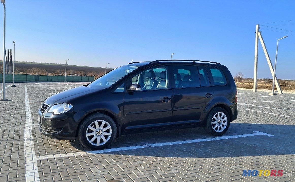 2007' Volkswagen Touran photo #5