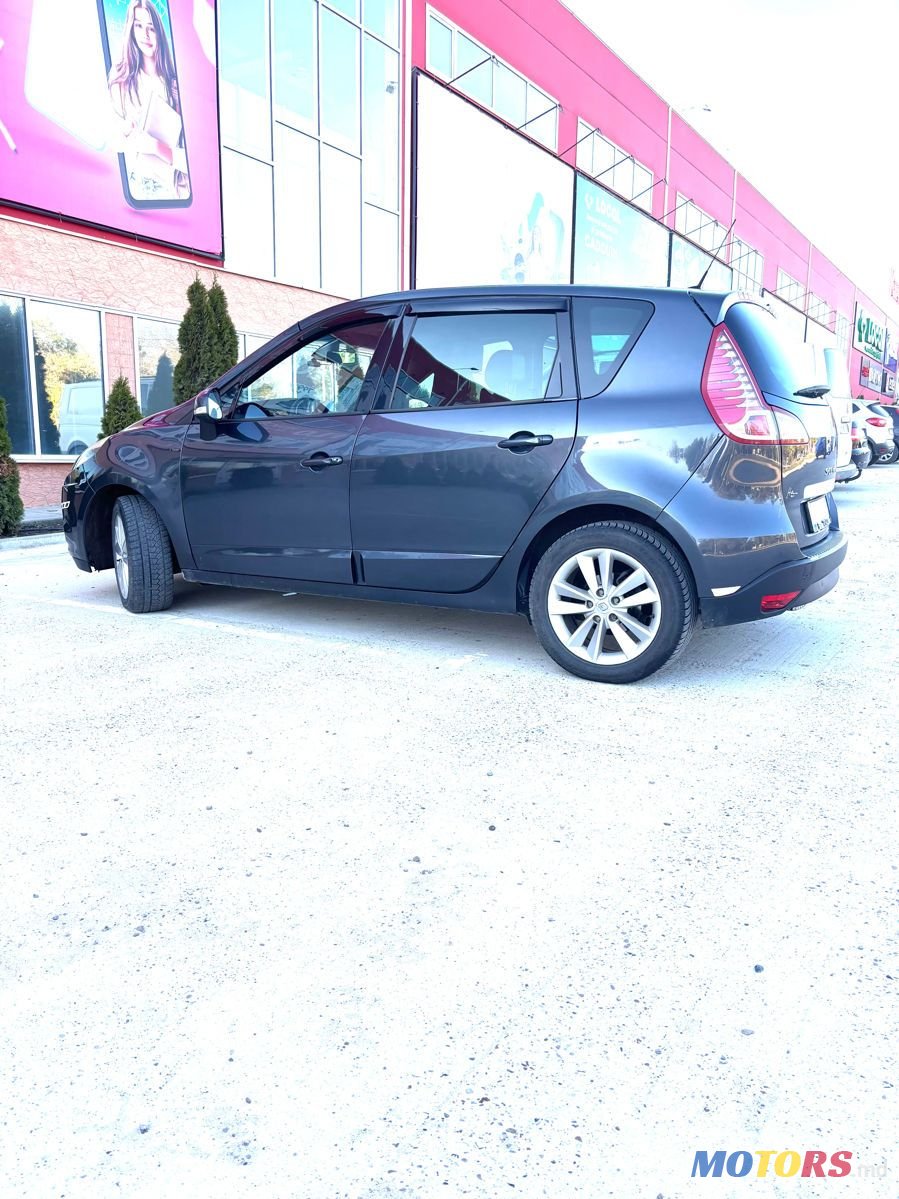 2011' Renault Scenic photo #2