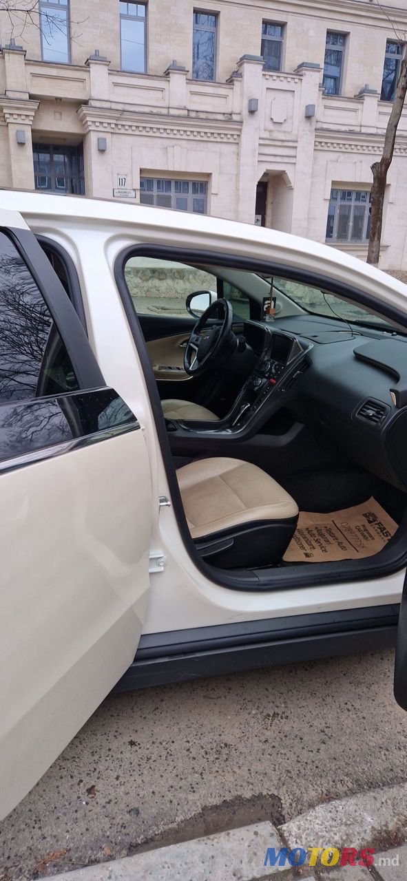 2011' Chevrolet Volt photo #6