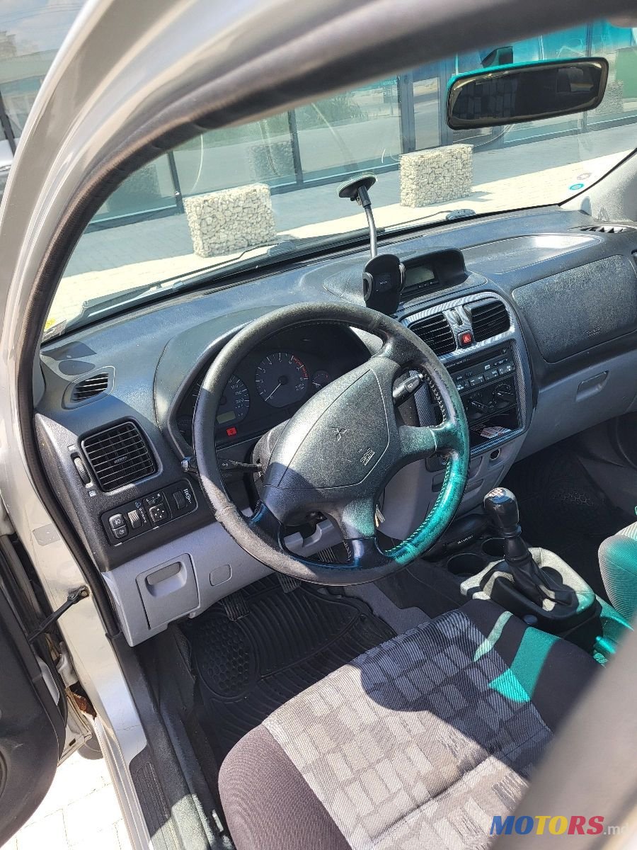 2002' Mitsubishi Space Star photo #2