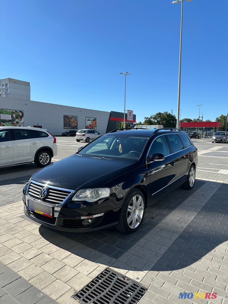 2010' Volkswagen Passat photo #1