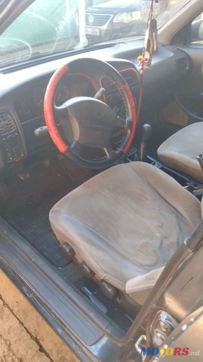 1992' Nissan Primera photo #1