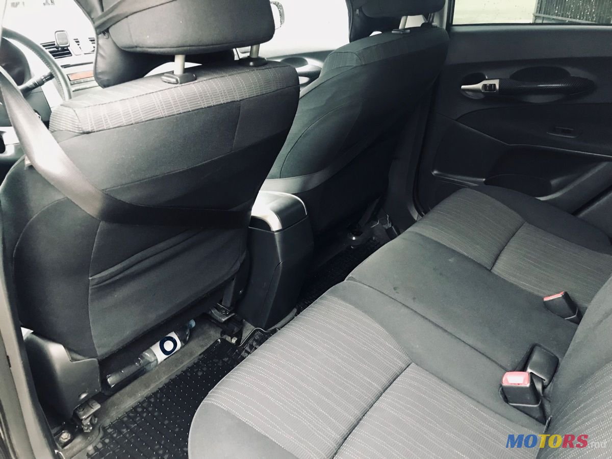 2009' Toyota Auris photo #6