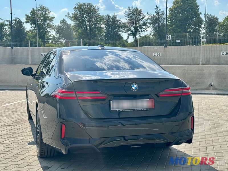 2023' BMW 5 Series photo #2