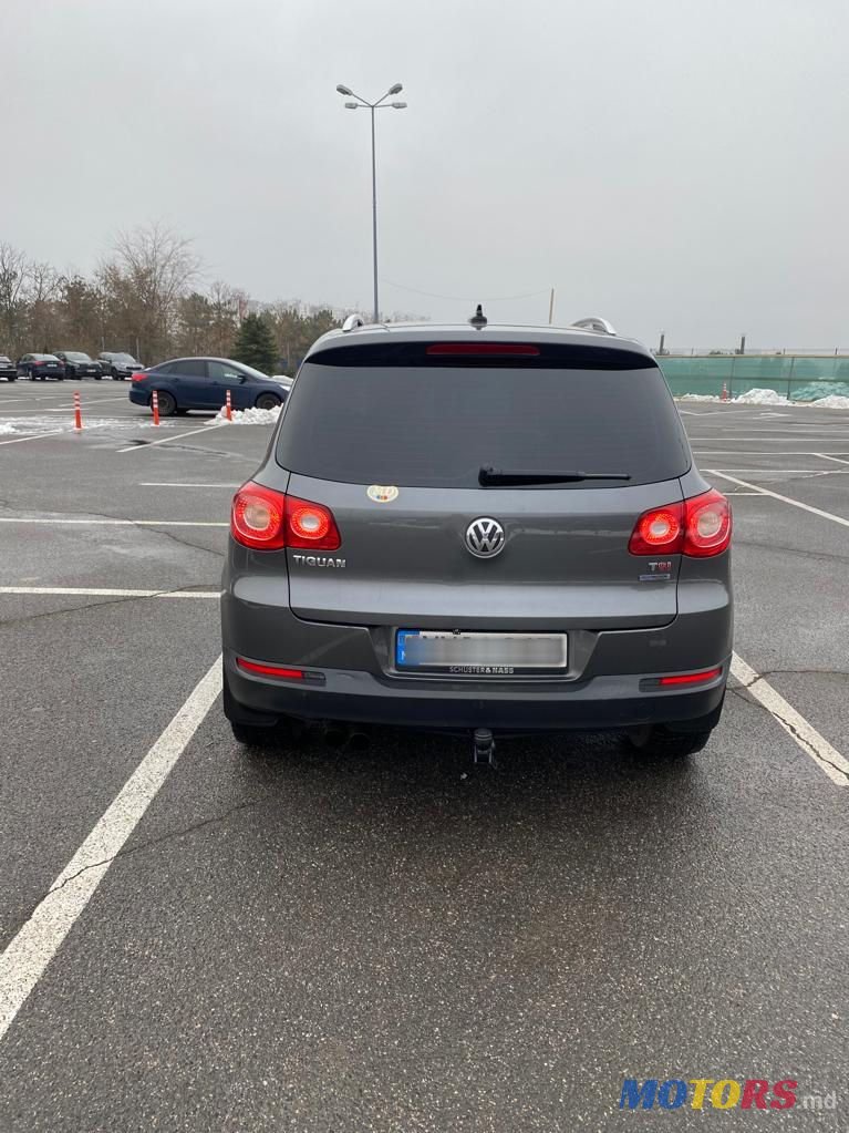 2011' Volkswagen Tiguan photo #4